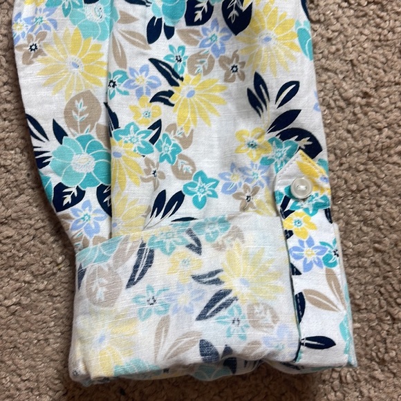 Charter Club woman’s floral button up top. Two front pockets.  Sleeves roll up. - Picture 8 of 13